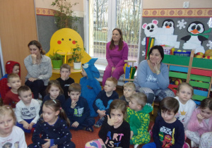dzieci w piżamach podczas inscenizacji wiersza "Żaba" Jana Brzechwy