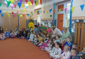 dzieci w piżamach podczas inscenizacji wiersza "Żaba" Jana Brzechwy