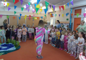 dzieci w piżamach podczas zabaw tanecznych na sali gimnastycznej