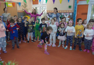 dzieci w piżamach podczas zabaw tanecznych na sali gimnastycznej