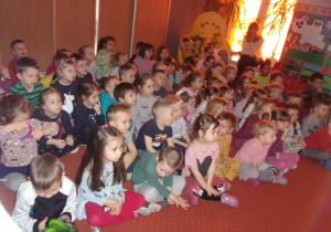 Dzieci podczas przedstawienia teatru WidziMiSię podczas przedstawienia "Samolubny Olbrzym"