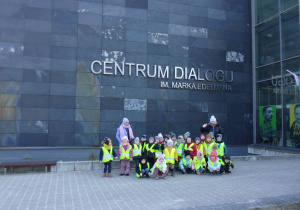 Smyki i Tuptusie - zdjęcie grupowe przed Centrum Dailogu