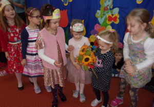 zabawa dziewczynek z kwiatami na sali gimnastycznej