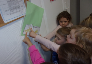 dzieci szukają w przedszkolu kopert z zadaniami do wykonania - kolejne zadanie