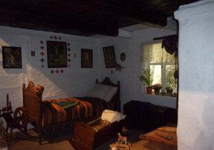 wystawa obrazująca wiajską chatę