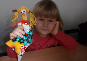 dziewczynka z wykonaną przez siebie laleczką