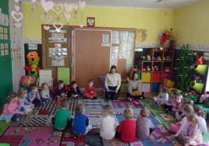 Tuptusie siedzą w kole ze studentami i słuchają czytanej przez Nich bajki