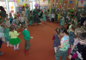 dzieci na sali gimnastycznej ubrane na zielono tańczą podczas Balu Wiosny