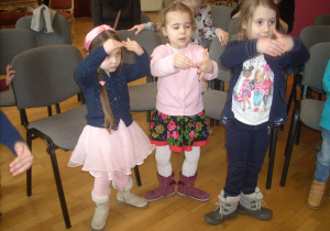 dziewczynki podczas wykonywania kroków baletowych