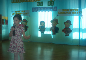 dziewczynka podczas prezentacji wiersza