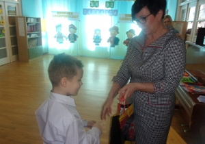 chłopiec otrzymuje dyplom
