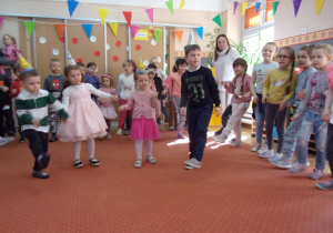 dzieci podczas tańca na sali gimnastycznej