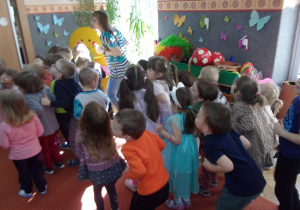 dzieci podczas zabawy na sali gimanstycznej
