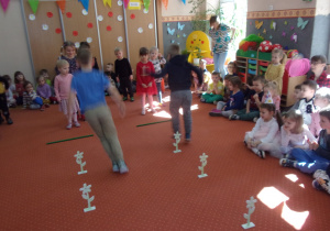 dzieci podczas zabawy urodzinowej na sali gimnastycznej
