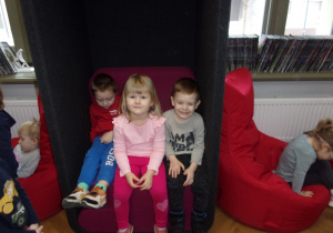 troje dzieci na fotelu w Mediatce
