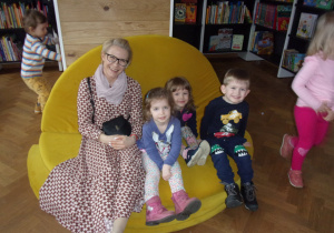 ciocia Aga i troje dzieci na żóltym fotelu