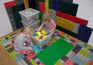 dwie dziewczynki bawią się klockami lego