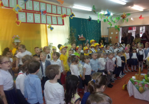 dzieci z całego przedszkola podczas wilkanocnego występu