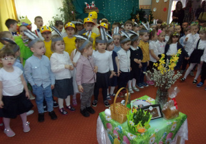 dzieci z całego przedszkola spiewają piosenkę