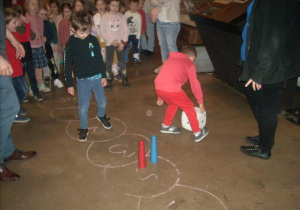 Dzieci w dwóch zespołach, rywalizując ze sobą, za pomocą pionka i kostki wyznaczają określone pole, które było punktem wyjścia do zwiedzania określonego stanowiska w fabryce lub podjęcia wskazanej aktywności.
