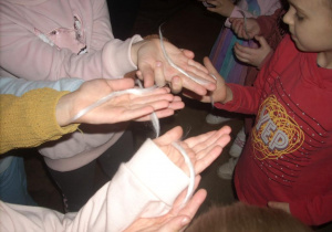 dzieci dotykają przędzy bawełnianej