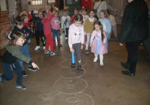 Dzieci w dwóch zespołach, rywalizując ze sobą, za pomocą pionka i kostki wyznaczały określone pole, które było punktem wyjścia do zwiedzania określonego stanowiska w fabryce lub podjęcia wskazanej aktywności.