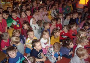 dzieci na sali gimnastycznej podczas oglądania teatrzyku
