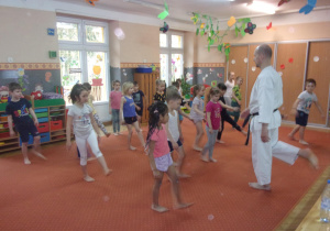 grupa Juniorzy podczas zajęć Karate na sali gimnastycznej