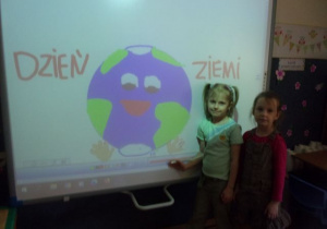 Dwie dziewczynki przy tablicy interaktywnej przy napisie Dzień Ziemi
