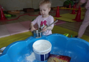 dziewczynka podczas zabaw materiałami sypkimi