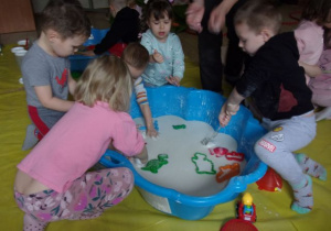 dzieci podczas zabaw z wodą