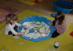 dwie dziewczynki podczas zabaw materiałami sypkimi