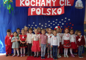 Żaczki - zdjęcie grupowe na tle dekoracji "Kocham Cię Polsko"