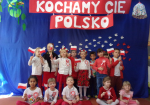 Juniorzy - zdjęcie grupowe na tle dekoracji "Kocham Cię Polsko"