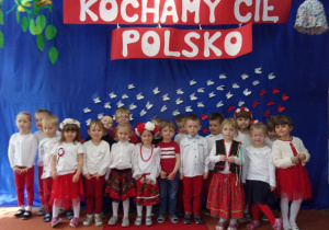 Smyki - zdjęcie grupowe na tle dekoracji "Kocham Cię Polsko"