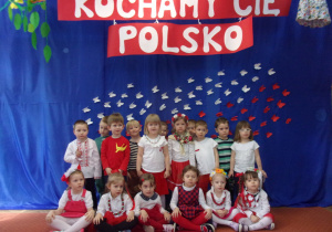 Tuptusie - zdjęcie grupowe na tle dekoracji "Kocham Cię Polsko"
