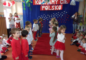 Żaczki podczas tańca na tle dekoracji "Kocham Cię Polsko"