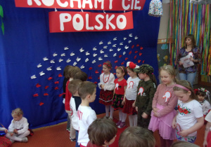 Żaczki podczas tańca na tle dekoracji "Kocham Cię Polsko"
