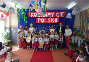 zdjęcie grupowe na tle dekoracji "Kocham Cię Polsko"