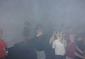 dzieci w pokoju z mgłą