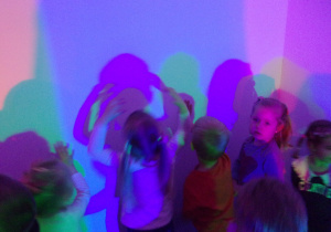 dzieci w pokoju kolorowych cieni