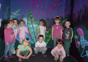 dzieci na tle dekoracji filmu "Avatar"