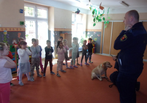 Juniorzy wykonują ćwiczenia proponowane przez Starżnika Miejskiego w obronie przed psem