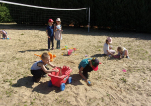 dzieci podczas zabawy w piasku