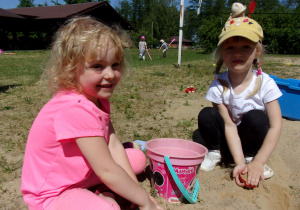 dziewczynki podczas zabawy w piasku