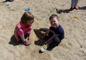 chłopiec z dziewczynką w piasku