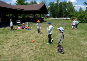 dzieci podczas zabawy piłką