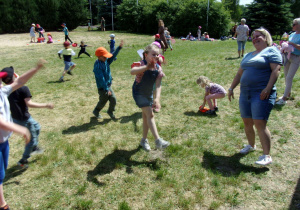 dzieci podczas zabaw ruchowych na trawie