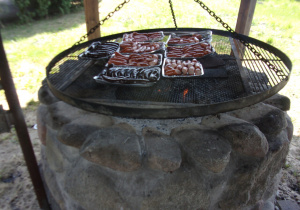 grill z kiełbaskami