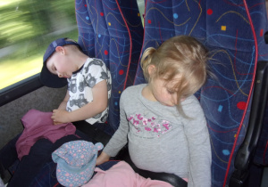 dzieci śpią w autokarze podczas powrotu z wycieczki z okazji Dnia Dziecka